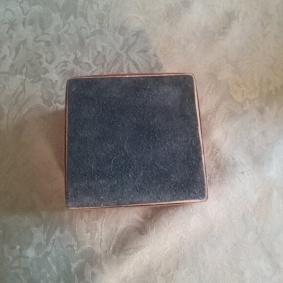 Vintage leather embossed men's jewellery or trinket box with felt lining - Picture 4 of 4